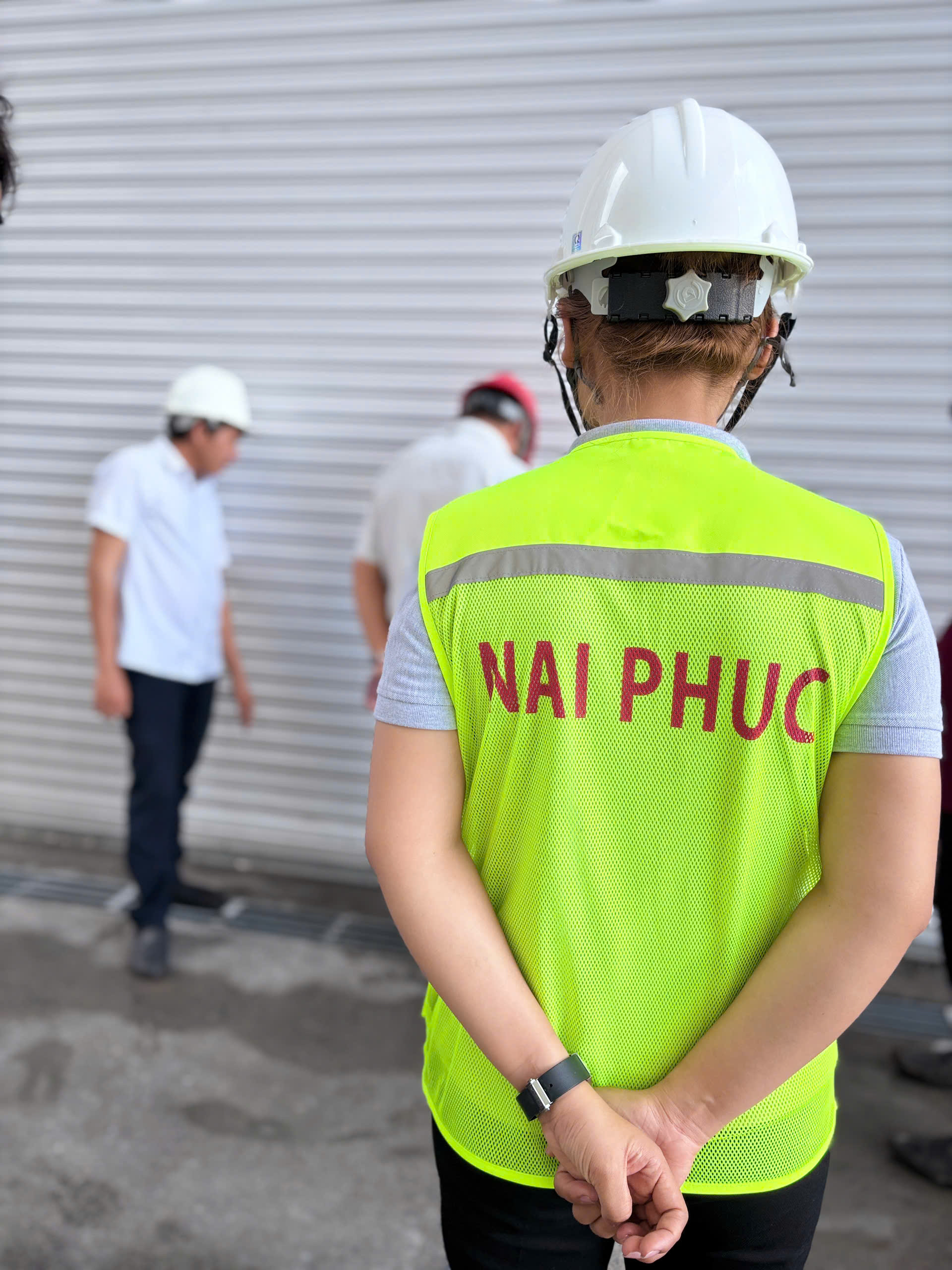 Nai Phúc kiểm tra chất lượng sàn sau cải tạo